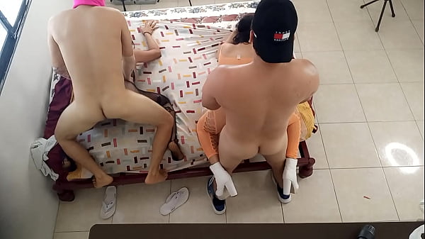 ORGIAS EN ESPANOL!! DOS PAREJAS FOLLAN Y REALIZAN UNA LOCA ORGIA SEXUAL. LA MORENA PATUCHA FOLLA MUY INTENSO Y LA BLANCA MIRA INFIELMENTE A SU MACHO QUE NO LA FOLLA INTENSO