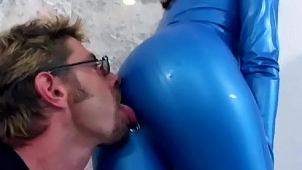 Morena hace una mamada babeante con botas y látex