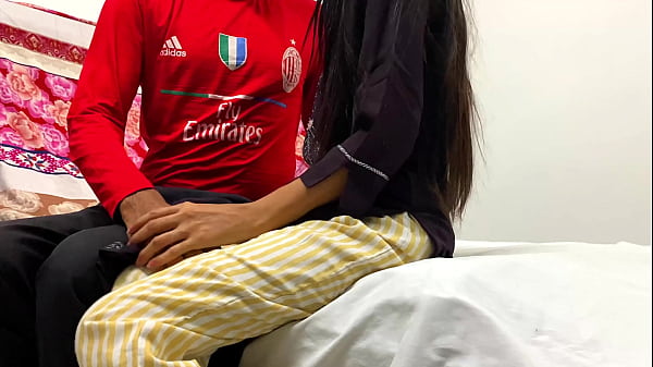 La madrastra caliente viuda de un amigo se folla duro por el culo grande y el coño apretado en Full HD Hindi Xvideo