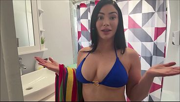 Una MILF latina recibe un masaje de su hijastro - MomComesFirst