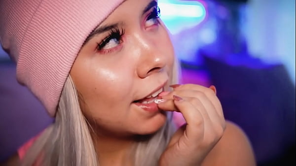 Sexy colombiana se gana la vida chupando la polla de su hermanastro en vivo