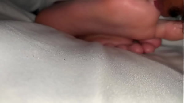 Lamiendo suelas latinas en la cama