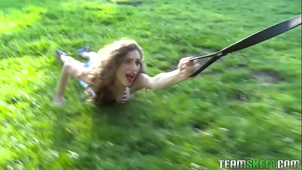 Una pequeña es enjaulada y castigada por una gran polla que le da una mamada descuidada y se la follan al estilo perrito.