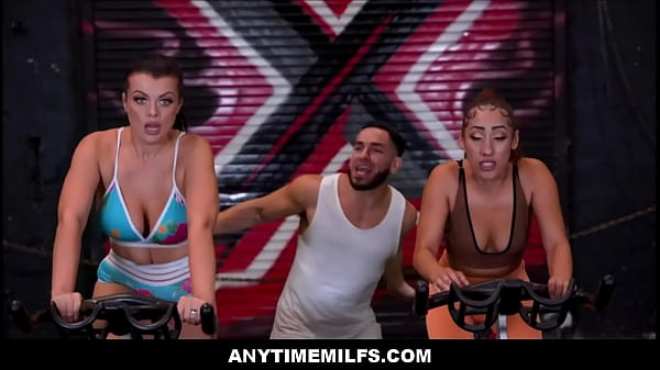 AnytimeMilfs.com - Trío freeuse con dos lesbianas milf latinas con entrenador