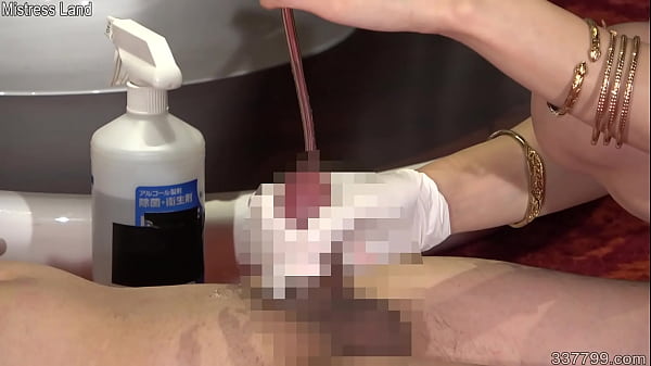 Dominatrix japonesa mete un hisopo de algodón en la uretra de un esclavo