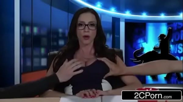 Doble problema: una MILF latina de grandes tetas devora dos pollas ante la cámara