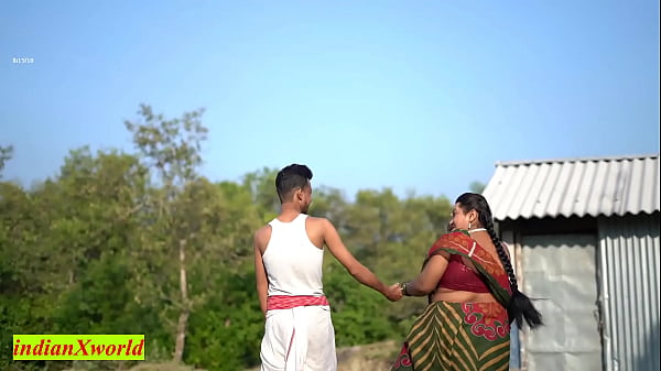 ¡La esposa de un pueblo indio tiene el mejor romance con otro hombre! Sexo con una esposa infiel en un pueblo.