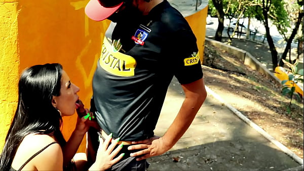 Pequeña perra caliente pagando una mamada en la plaza pública