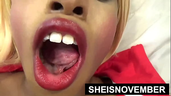 Una mujer con el pecho y los pezones más grandes tiene un pene frotado contra sus tetas, durante la felación un hombre eyacula esperma en su cara, la boca de la mujer está con las tetas afuera. Mujer llamada-Sheisnoviember