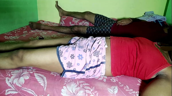 Hermanastro se folló a su hermanastra mientras compartían la cama por la noche