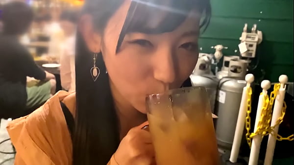 Gonzo Verlo sacando un gachapón y sonriendo es demasiado lindo. Un amigo sexual con un cuerpo musculoso inocente y piernas marrones es demasiado lindo. Hermosa jovencita POV.