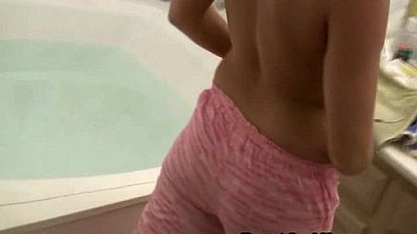 Mi mamá caliente filmada desnuda en el baño