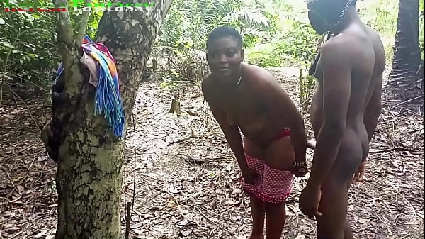 En algún lugar de África, engañando a la esposa de la casa obtiene sexo duro en el arbusto