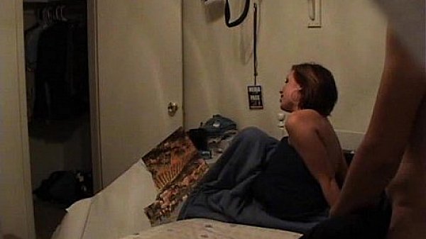 madrastra pilla a su zorra teniendo sexo caliente