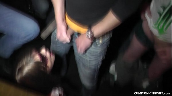 Mírame chupar a toda la audiencia y meterme e2 cargas en la boca y en la cara en un bar público. ¿Quién es el siguiente?