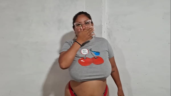 Latina rebota sus grandes tetas