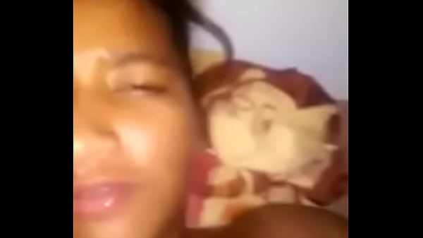 latina jugando solo