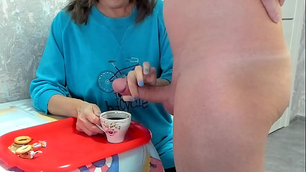 Milf abuela bebe café con semen tabú, gran polla enorme carga