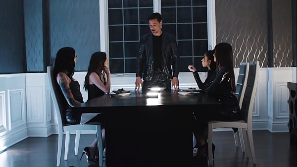 Un semental de PURE TABOO tiene un sueño lujurioso con las hermanastras de su esposa Alex Coal, Maya Woulfe y Charlotte Sins