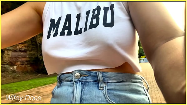 cabalgando braless en público