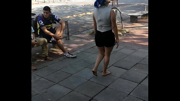 colombiana caminando sucio