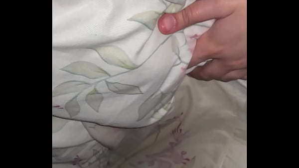 Latina curvy masturbándose en pantie fucsia hasta mojarlo todo