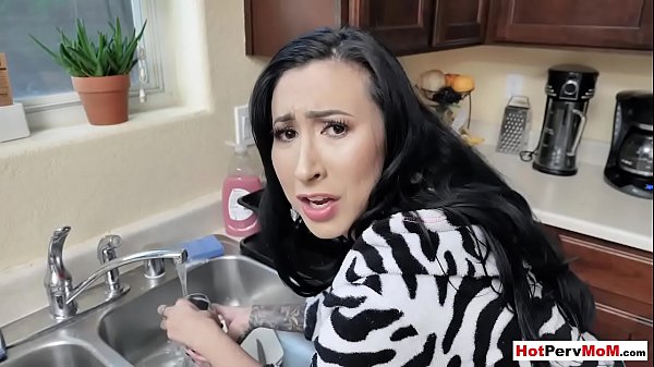Follando a mi madrastra milf tetona mientras lava los platos