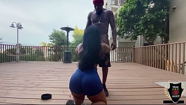 ¡La voluptuosa latina MILF Monica Santhiago es penetrada junto a la piscina por Rome Major!