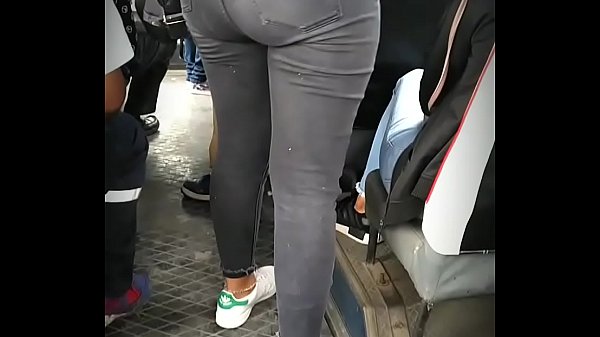 traseros grandes en el bus venezolana vs peruana
