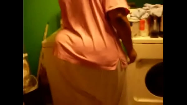 Gran culo botín amateur de piel clara lavando la ropa