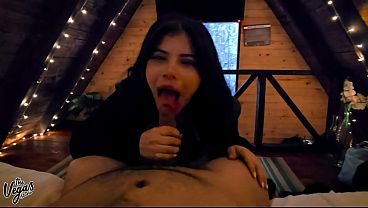 Mamada POV en la Cabaña Oscura: Lo chupé en lo profundo de las sombras, me tragué cada gota y lo provoqué con mis tetas | La mamada de aniversario amateur de Las Vegas