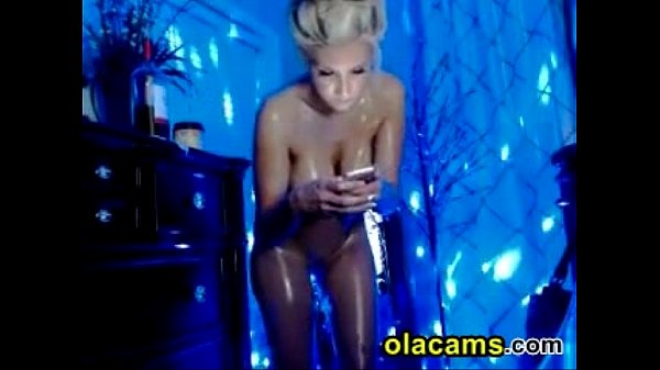 Perfect body-oiled blonde show big-ass on web