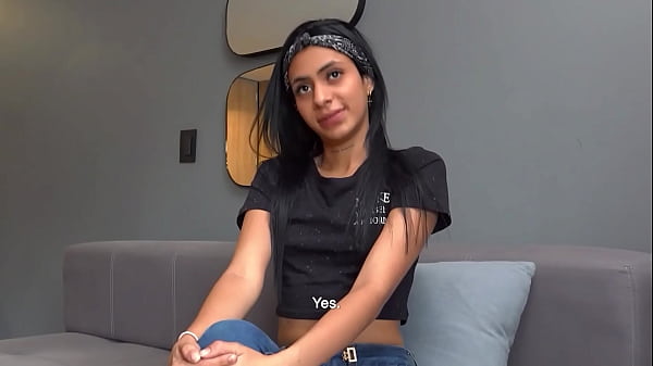Colombiana flaca se inclina y es penetrada por una gran polla blanca