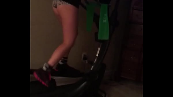 Asiático esposa casero entrenamiento